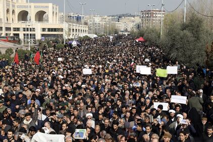 Iran, centinaia di migliaia di persone in piazza: “Vendetta” 1
