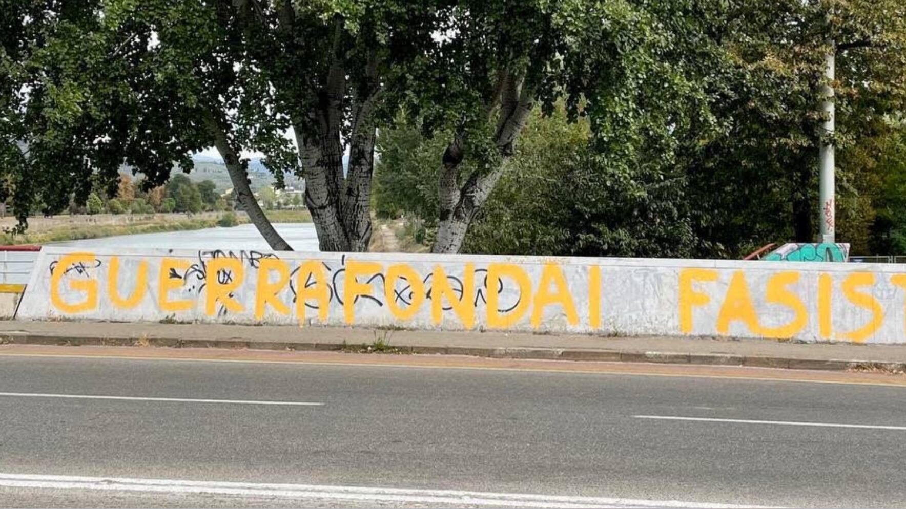 "Guerrafondai fasisti". Compagni da ridere: insultano ma non sanno scrivere