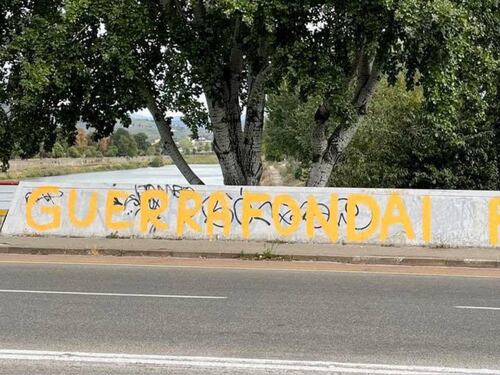 "Guerrafondai fasisti". Compagni da ridere: insultano ma non sanno scrivere