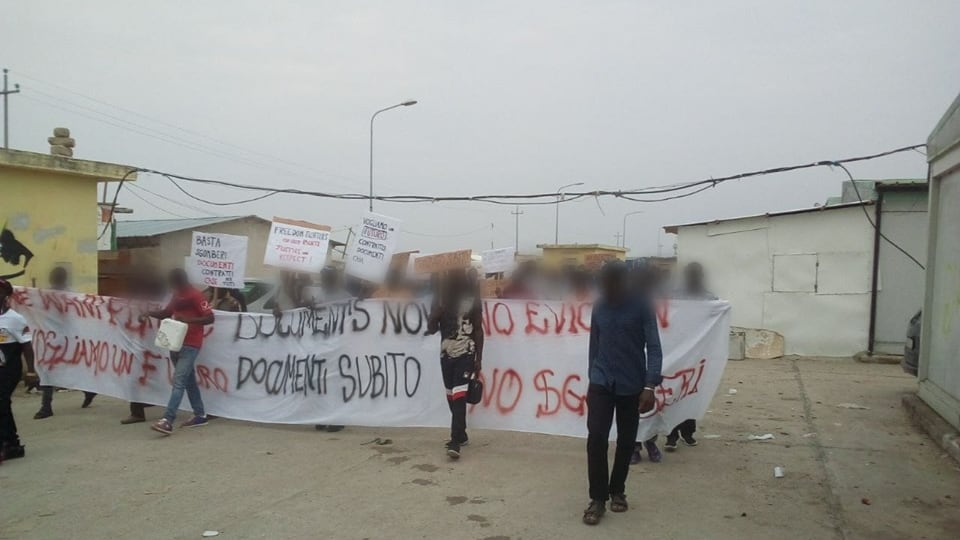 Foggia, braccianti in piazza per chiedere i permessi di soggiorno
