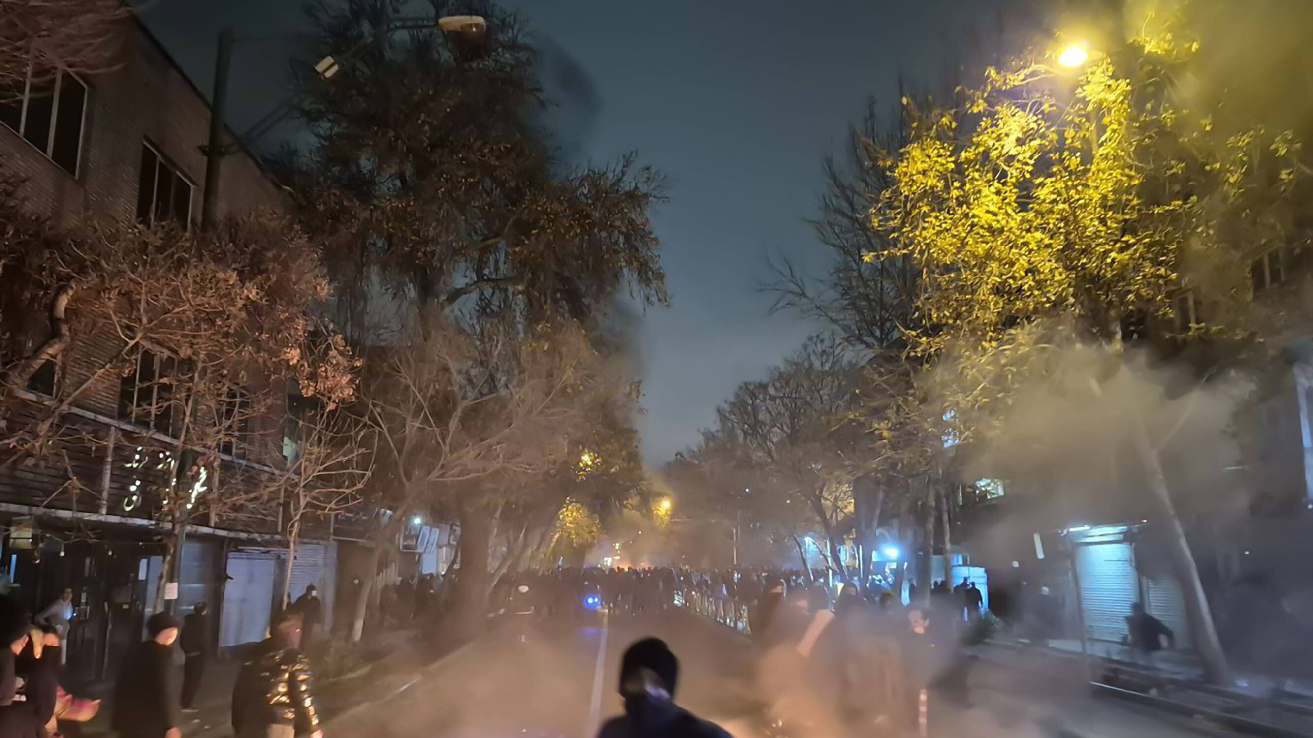 Barricate, bazar chiusi e la rabbia dell'Iran: la lunga notte del regime degli ayatollah