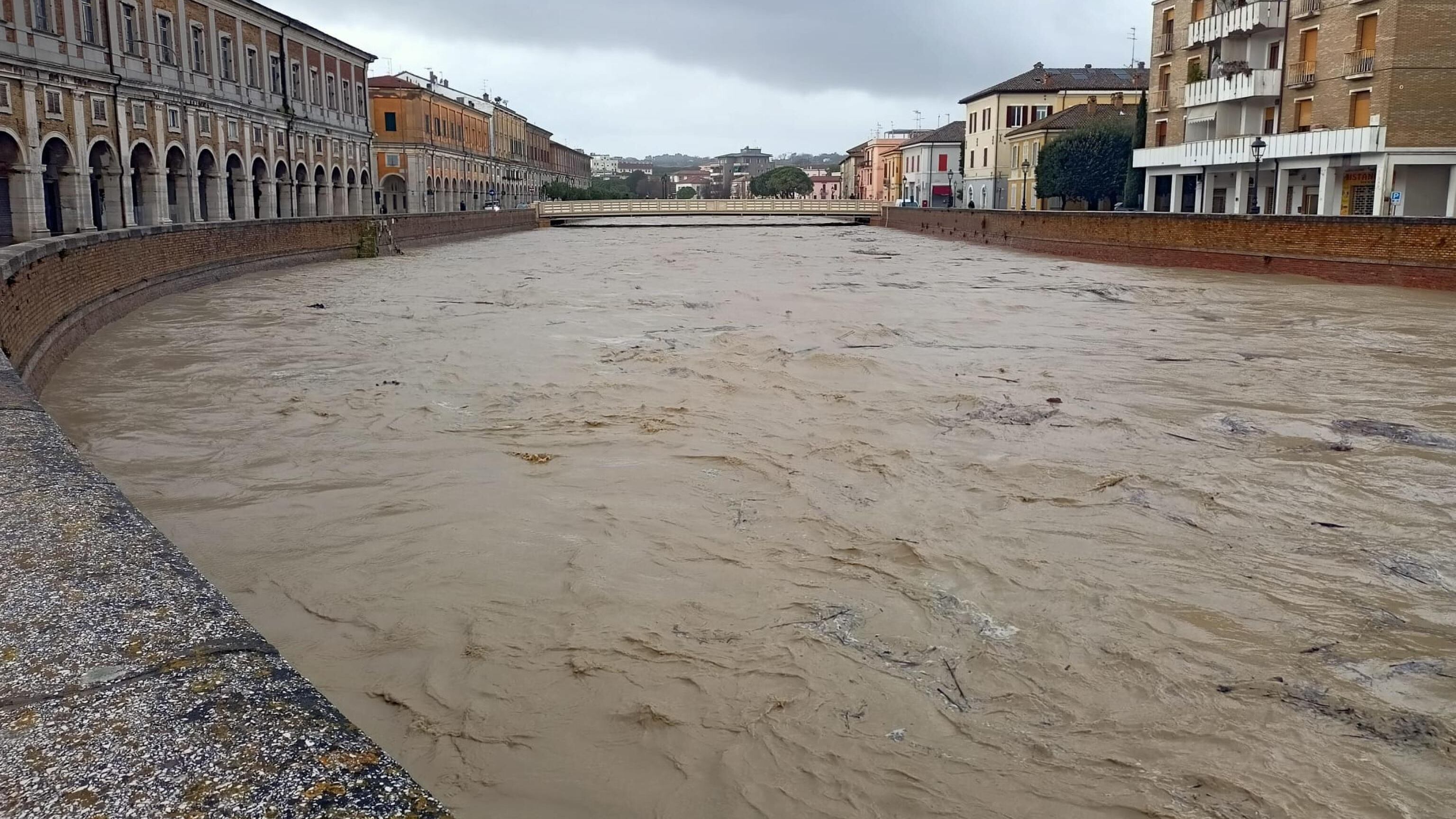 "Qui un metro di neve" e l'Italia scopre l'inverno. Marche, è allerta fiumi