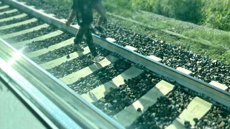 "Migranti sui binari". L'ira dei pendolari sul treno fermo
