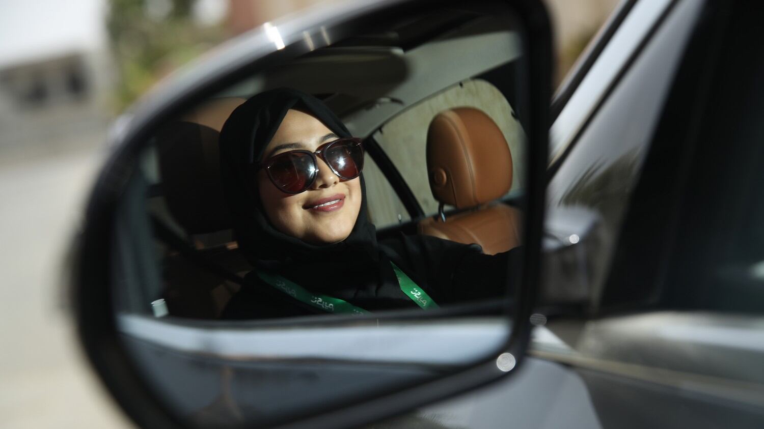 Arabia Saudita, non accettano che una ragazza guidi e le bruciano l'auto