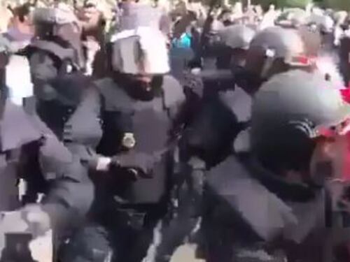 Catalogna, la polizia manganella i vigili del fuoco