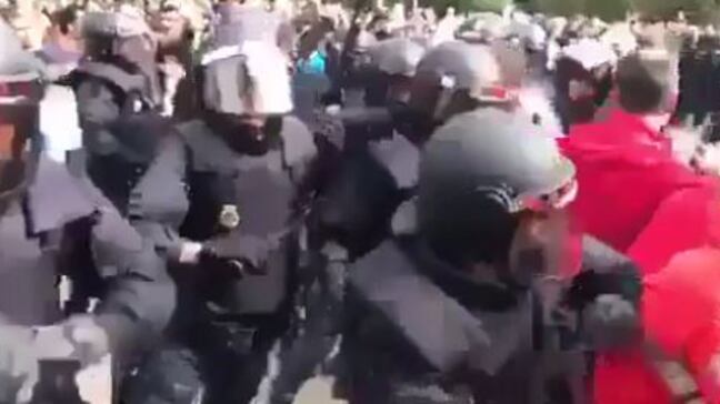 Catalogna, la polizia manganella i vigili del fuoco