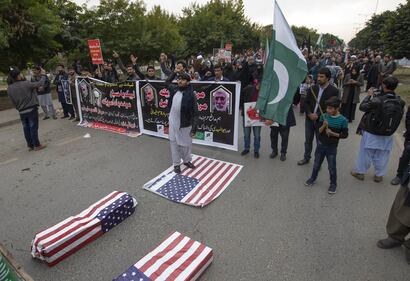 Iran, centinaia di migliaia di persone in piazza: “Vendetta” 4