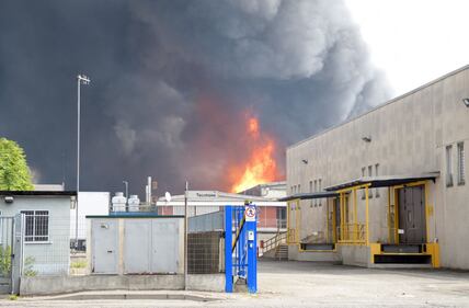 Maxi incendio in una azienda chimica a San Giuliano Milanese 2