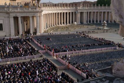 La folla a Piazza San Pietro per rendere omaggio alla salma di Papa Francesco 9