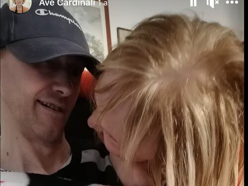 Il furto in casa e lo sfregio alla donna: "Ridatemi le ceneri di mio figlio"