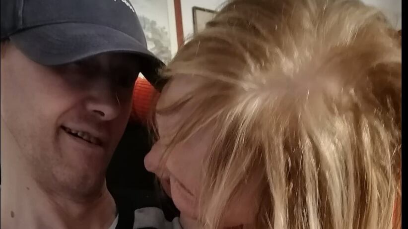 Il furto in casa e lo sfregio alla donna: "Ridatemi le ceneri di mio figlio"