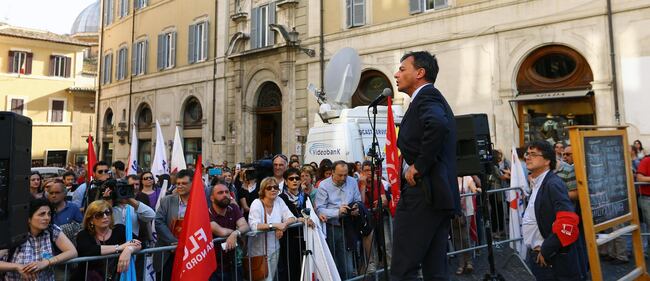 Fassina contestato in piazza 3