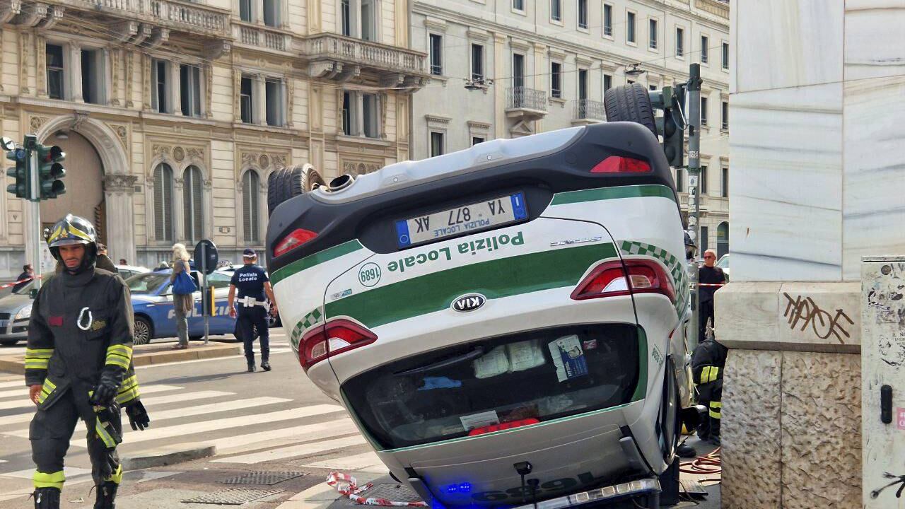 Violento scontro tra una Ferrari e un’auto della polizia locale