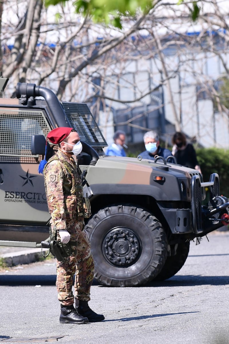 Il Selam palace isolato dall'esercito: screening a tappeto sui migranti 7