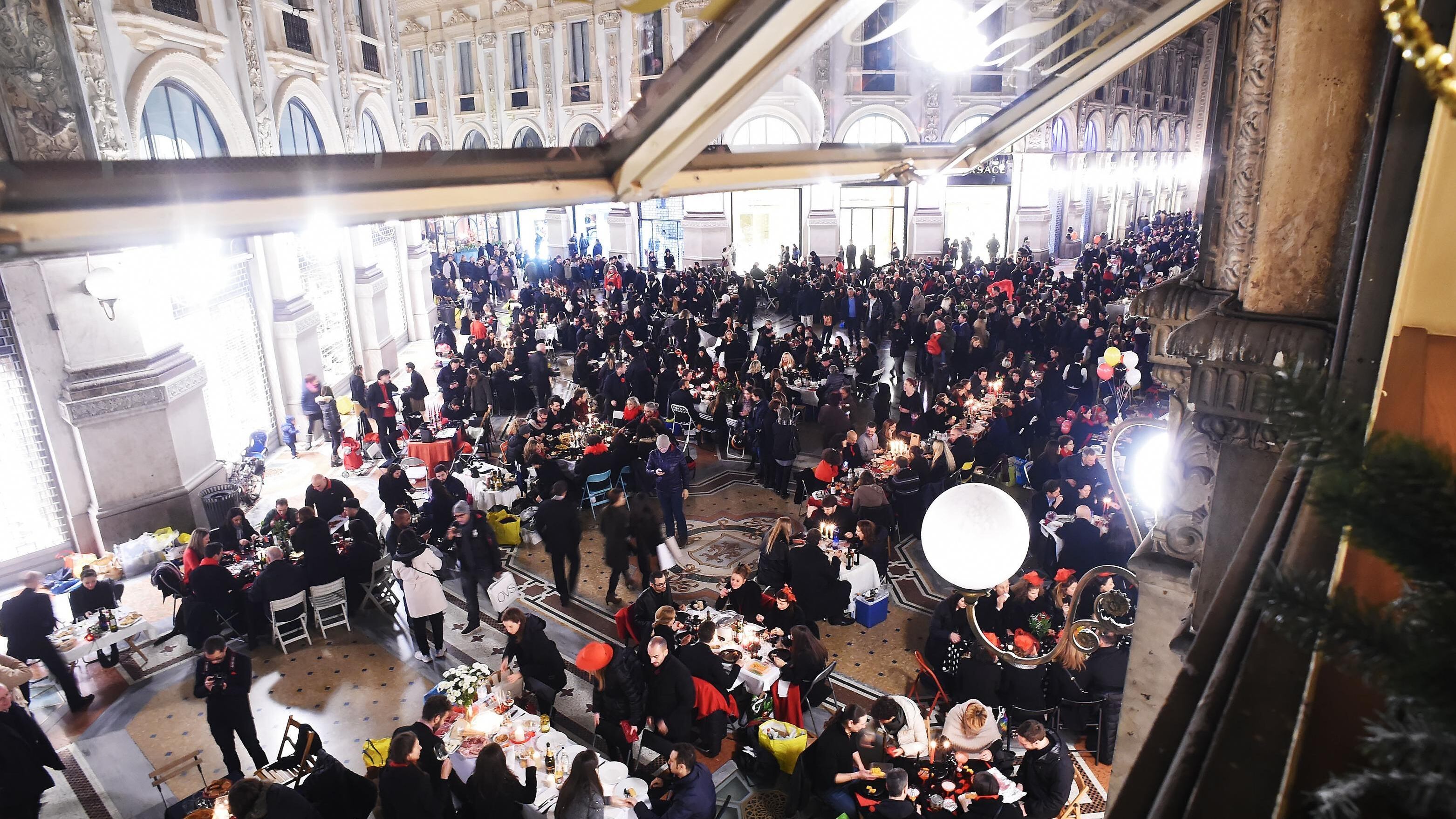 La cena in nero in Galleria tra la sorpresa dei passanti