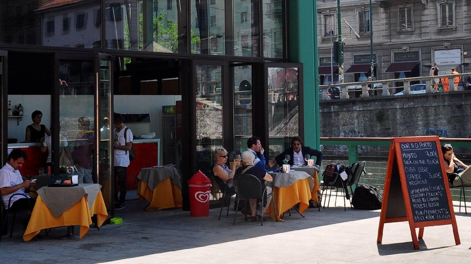 «Il mio bar in Darsena non è pronto? Il Comune mi ha imposto di aprire»