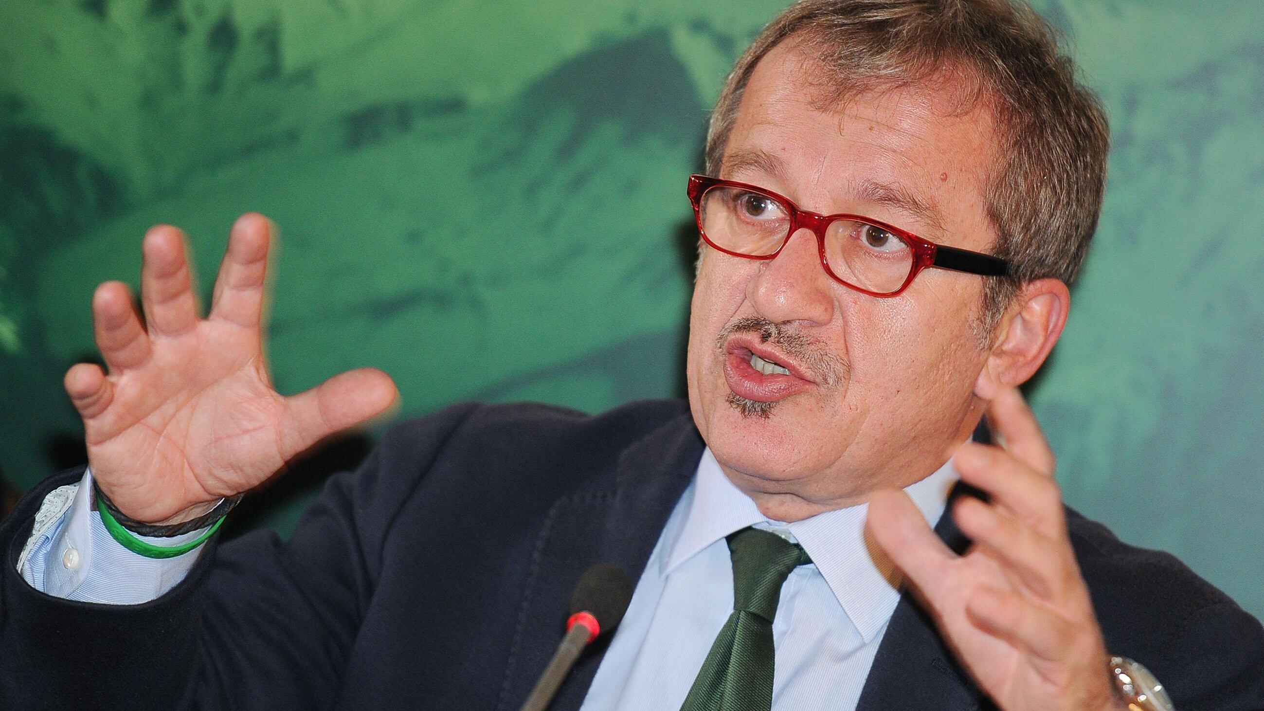 Maroni ad Alfano: "Fai le primarie, anche se il Cav si candida"