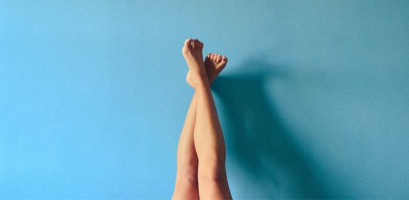 Gambe appoggiate al muro