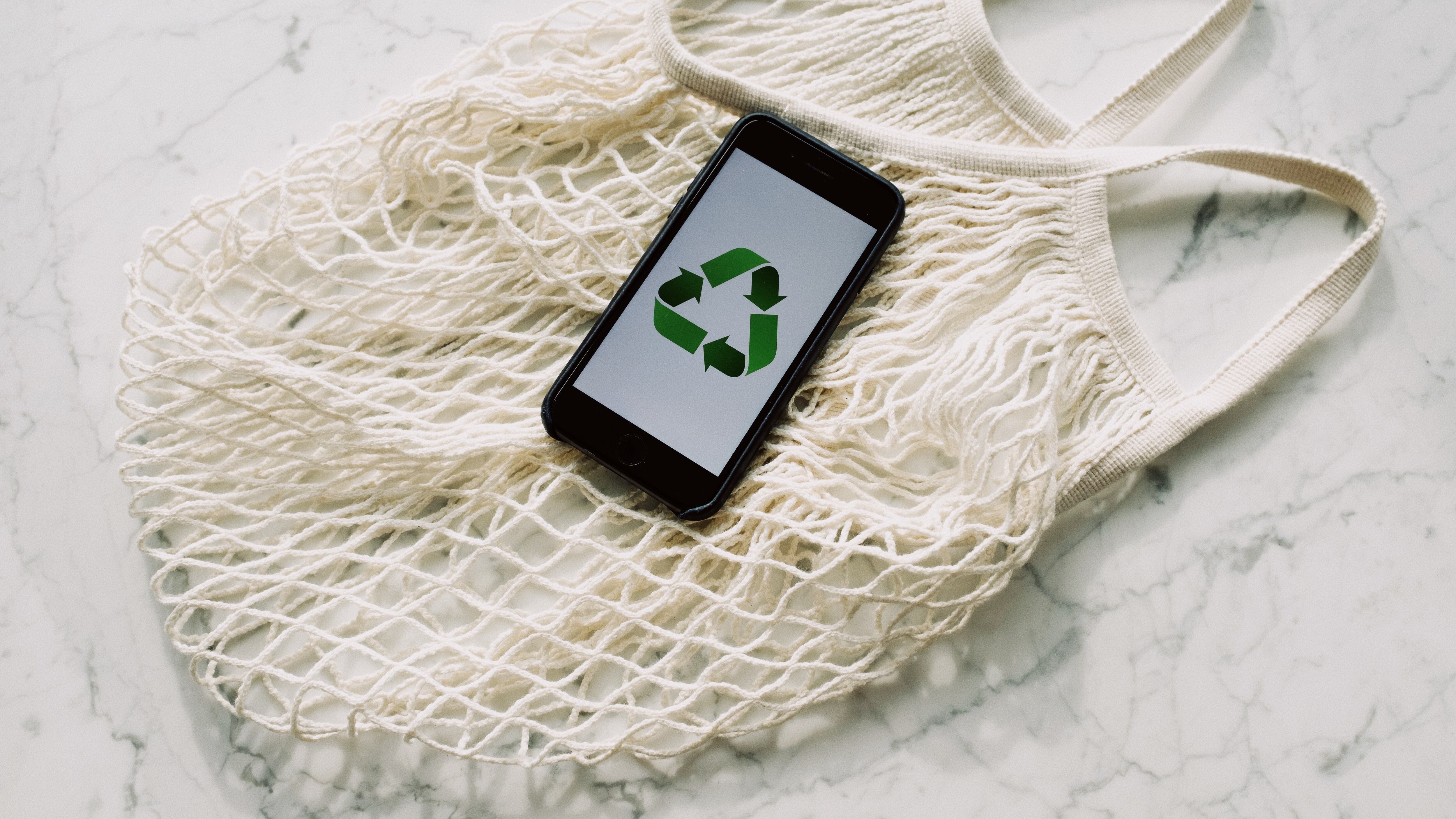Differenza tra upcycling e recycling: ne parliamo con un esperto del settore