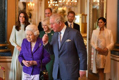 Il Principe Carlo: stretta di mano con Brian May dei Queen al The Princès Trust Awards 2