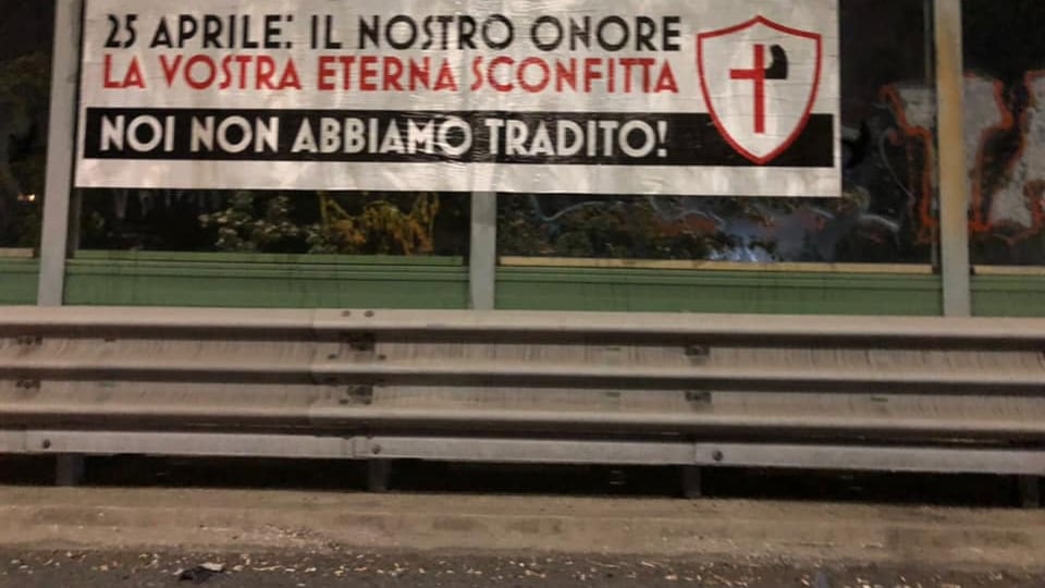 Roma, spunta striscione fascista: "Non abbiamo tradito". La Raggi: "È una offesa"