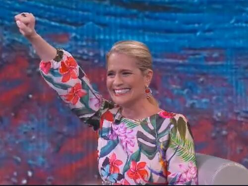 Heather Parisi alza il pugno chiuso: "È per la difesa dei diritti"