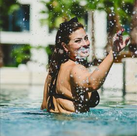 Ashley Graham topless in Messico 8