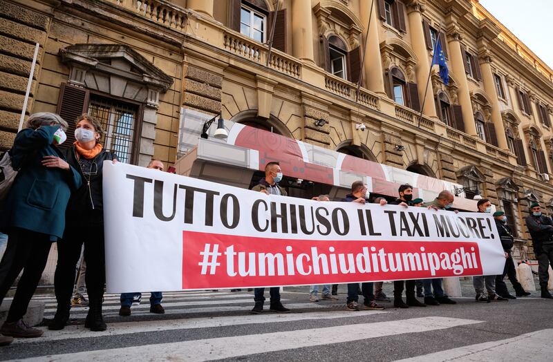 Il governo mette in ginocchio i tassisti: "Così il taxi muore" 1