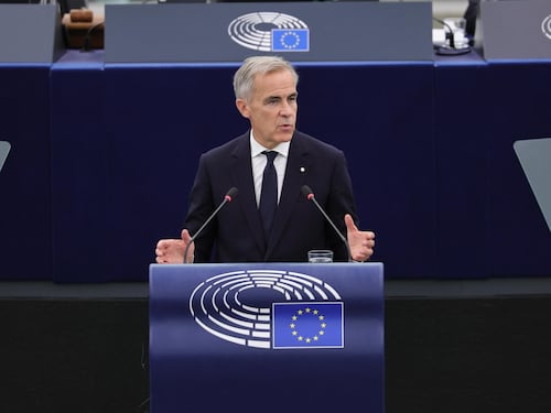 Carney conquista l’Europarlamento e rilancia l’asse con l’Ue. E Trump minaccia: “Dazi pesanti o stop al commercio”