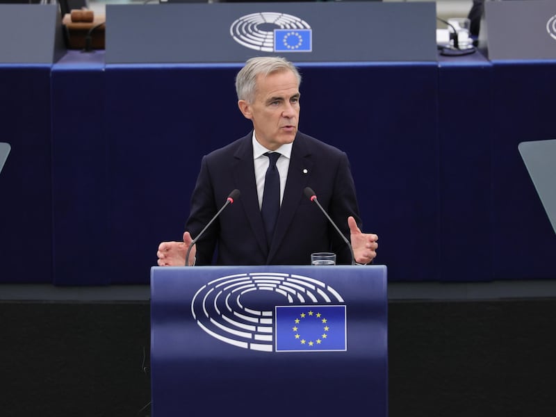 Carney conquista l’Europarlamento e rilancia l’asse con l’Ue. E Trump minaccia: “Dazi pesanti o stop al commercio”