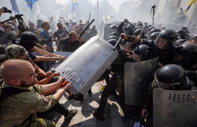 Gli scontri davanti al Parlamento di Kiev 4