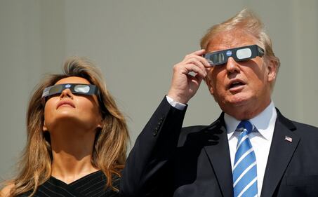 Trump guarda l'eclissi senza occhiali protettivi 6