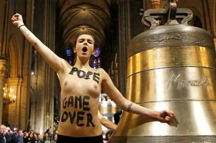Blitz delle Femen a Notre Dame: la Chiesa le denuncia 5