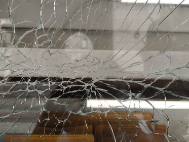 Chiosco in piazza dei Mercanti a Milano preso di mira da vandali e ladri 4