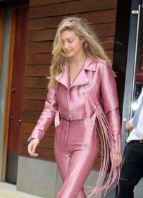 Jenner e Hadid, le sexy sorelle della moda 23