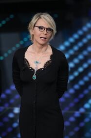 Sanremo 2017, Maria De Filippi e il bacio agli ospiti 18