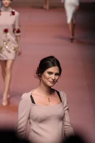 Bianca Balti sfila al sesto mese di gravidanza 5