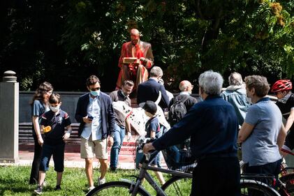 Le immagini dello sfregio alla statua di Montanelli 3