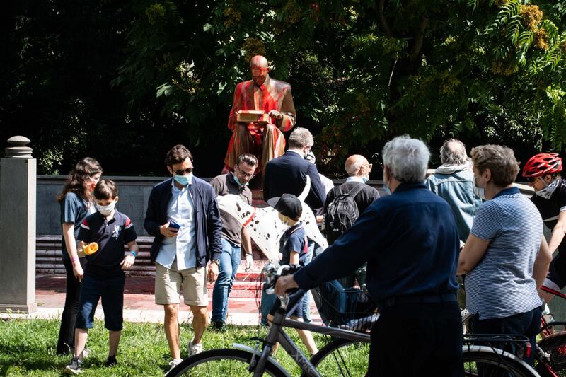 Le immagini dello sfregio alla statua di Montanelli 3