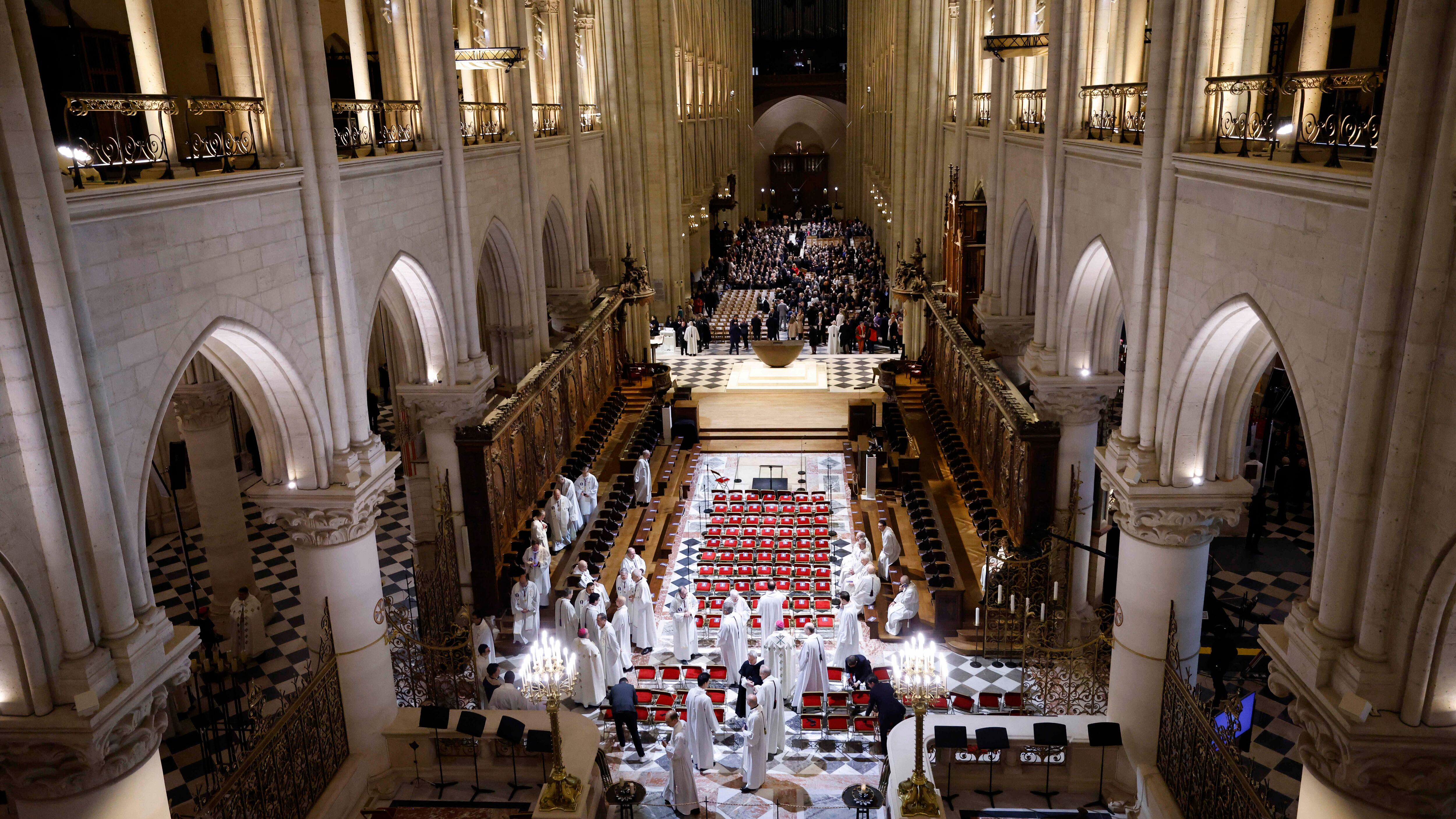 Notre Dame, la metafora della vita di una nazione in bilico tra splendori e miserie
