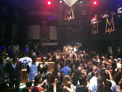 Albanese la stupra in discoteca. Le amiche ridono e filmano tutto