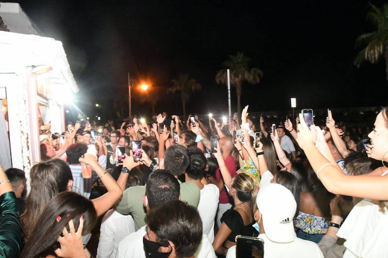 Nonostante i divieti di ballo e assembramenti non si ferma la movida 4