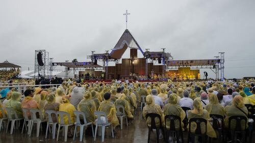 La messa "bagnata" del Papa a Tacloban 3