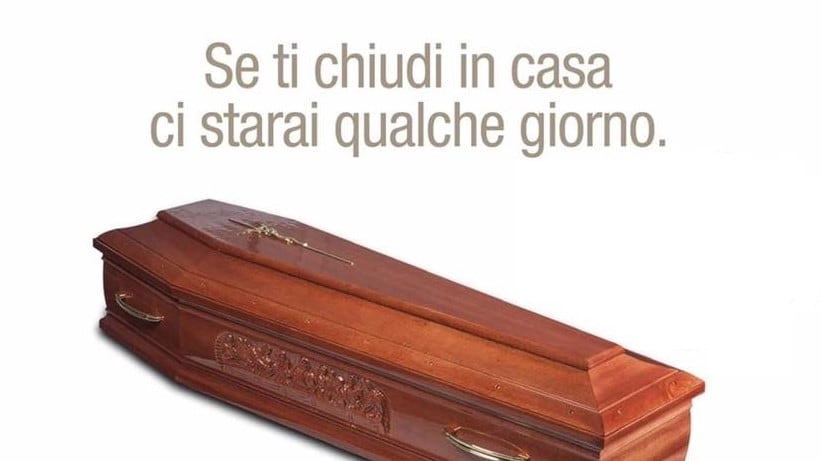 "In casa qualche giorno o in cassa per sempre": la campagna choc di un’agenzia funebre