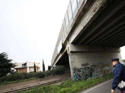 Sale su un cavalcavia del Gra e minaccia il suicidio