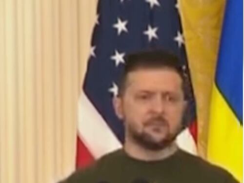L'ennesima gaffe di Biden: ecco come ha chiamato Zelensky (che lo guarda perplesso)
