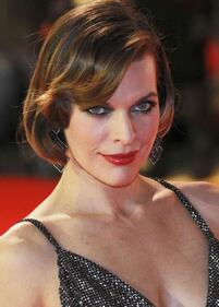 Milla Jovovich, mamma social contro i paparazzi 22