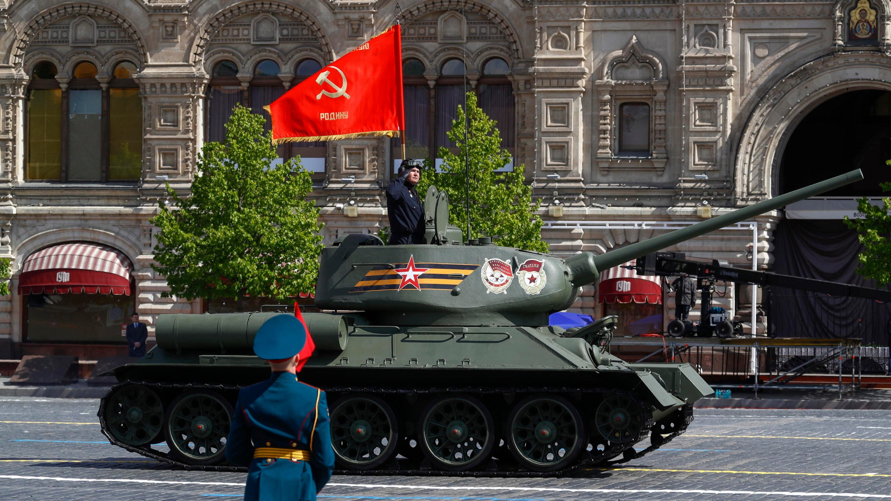 La parata sottotono di Putin con un carro armato (d’epoca) e il solito copione da vittima