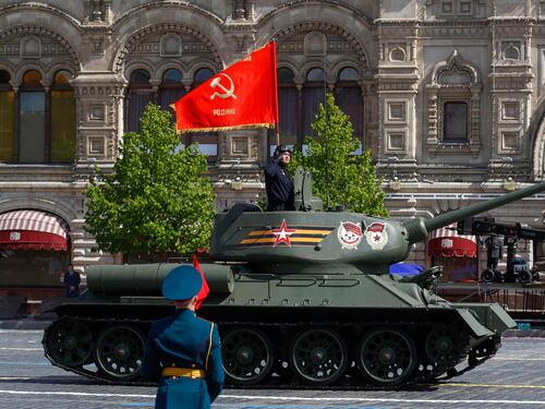 La parata sottotono di Putin con un carro armato (d’epoca) e il solito copione da vittima