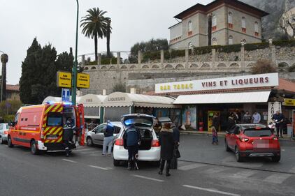 Tragedia sfiorata a Ventimiglia: auto sfonda il dehor di un bar 5